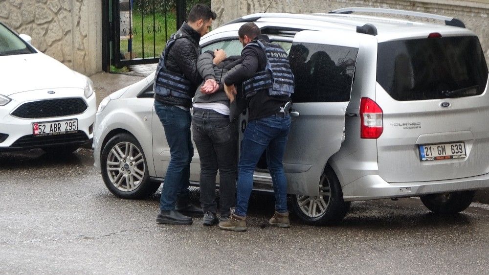 Rehin aldığı 4 kişiden üçünü vurdu