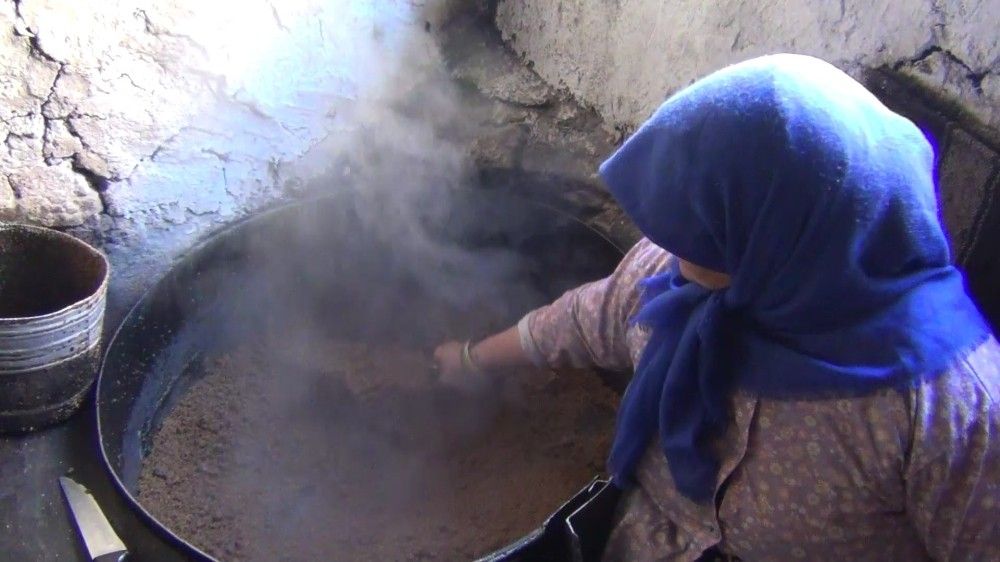 Sındırgı'da 55 yıldır doğal yöntemlerle susam yağı çıkarıyorlar