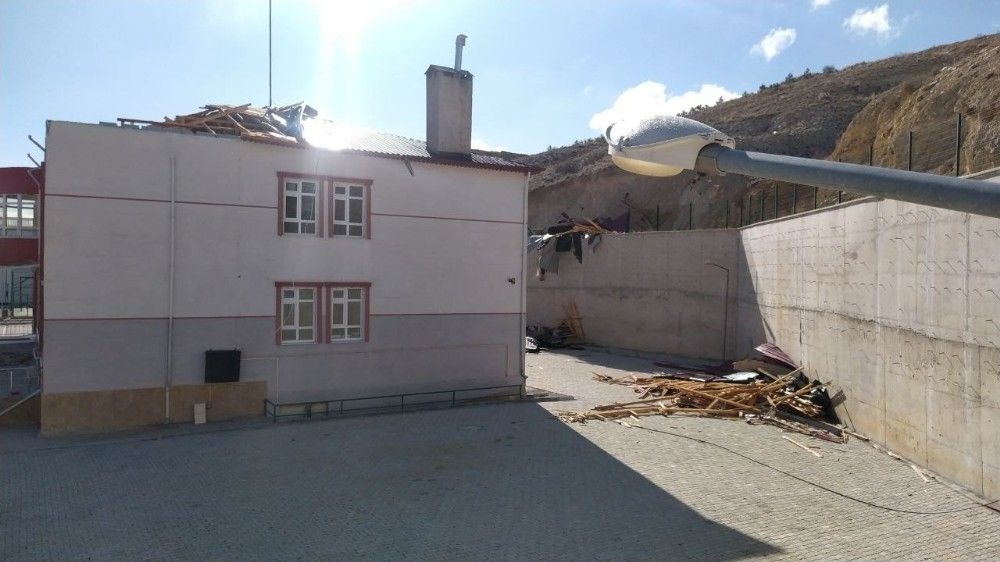 Sivas'ta şiddetli rüzgar okulun çatısını uçurdu