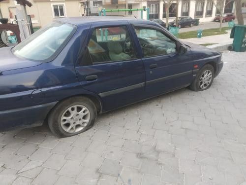 Sokağa girip araçların lastiklerini kestiler