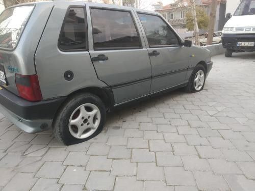 Sokağa girip araçların lastiklerini kestiler