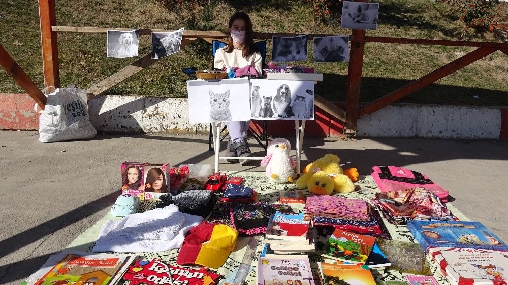 Sokak hayvanları için eşyalarını satıyor