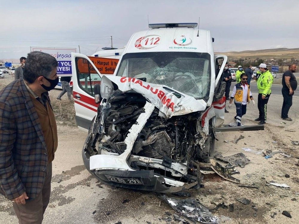 Yaralıları taşıyan ambulans kaza yaptı: 5 yaralı