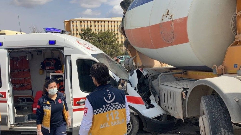 Yaralıları taşıyan ambulans kaza yaptı: 5 yaralı