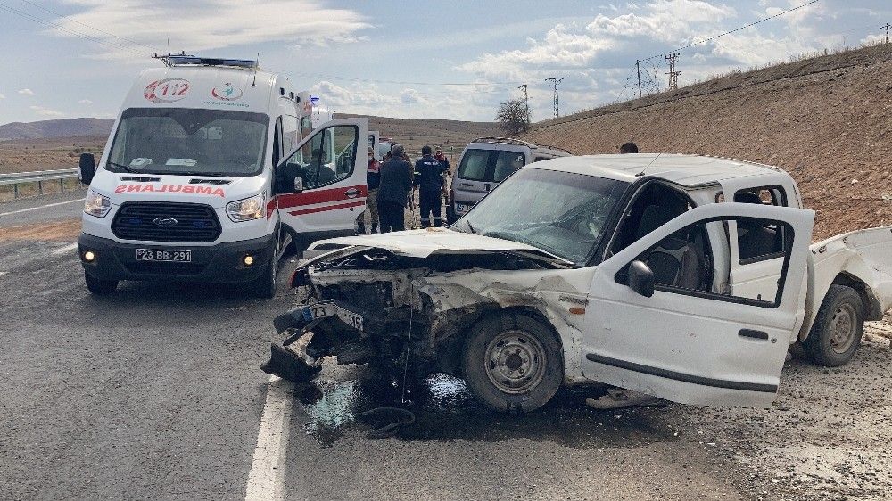 Yaralıları taşıyan ambulans kaza yaptı: 5 yaralı