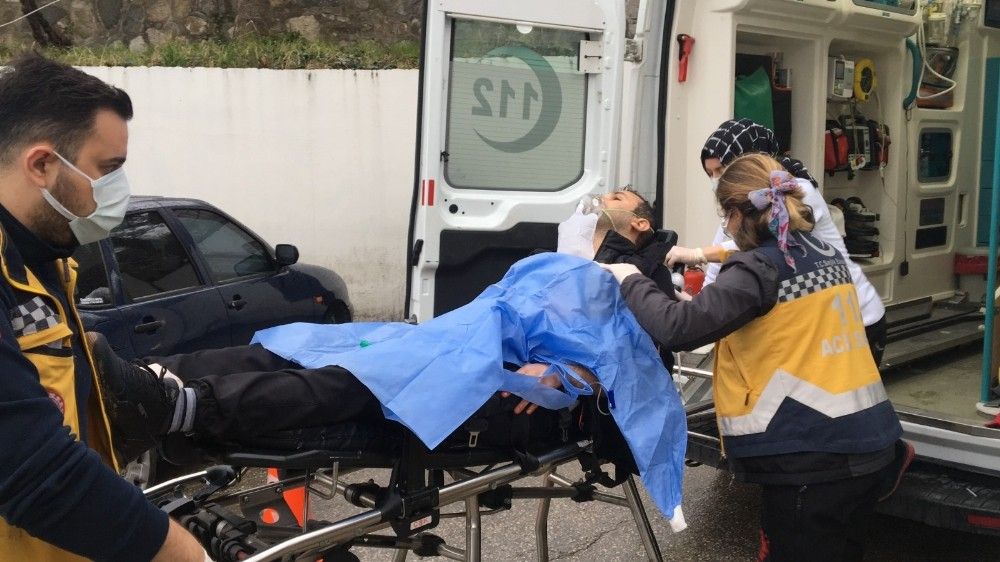 Yarım saatte üç kişiyi bıçakladı