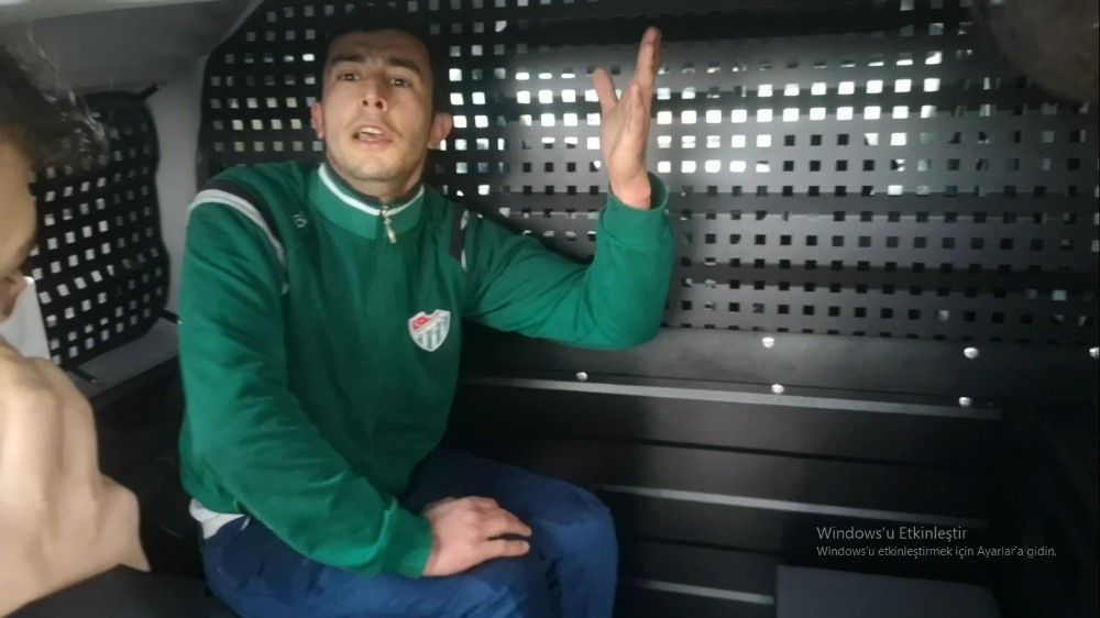 Yarım saatte üç kişiyi bıçakladı