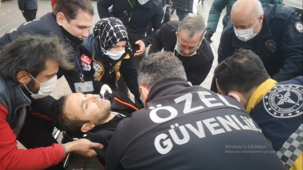 Yarım saatte üç kişiyi bıçakladı