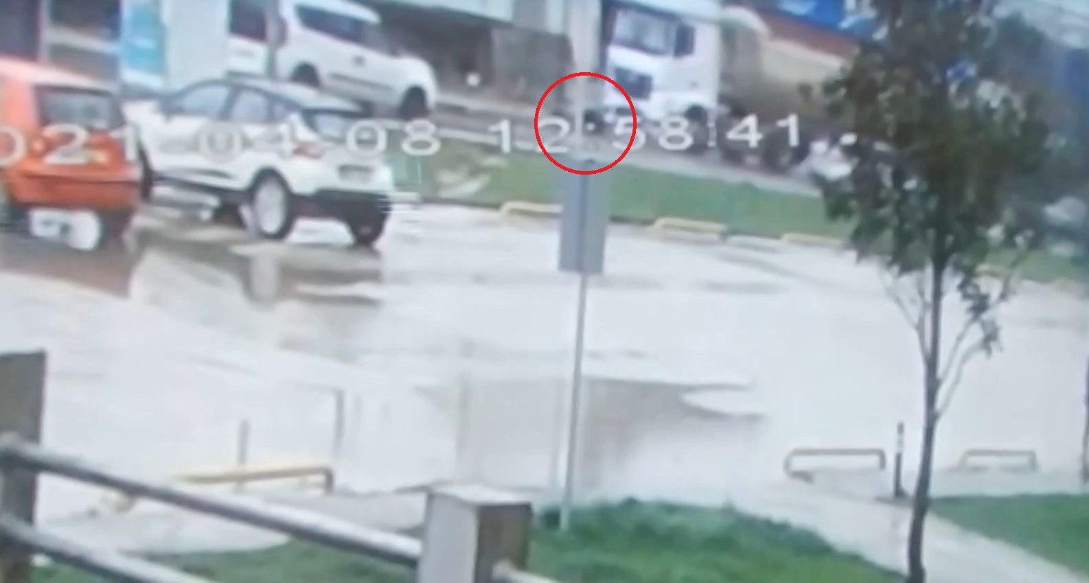 16 yaşındaki kurye tırın altında can verdi