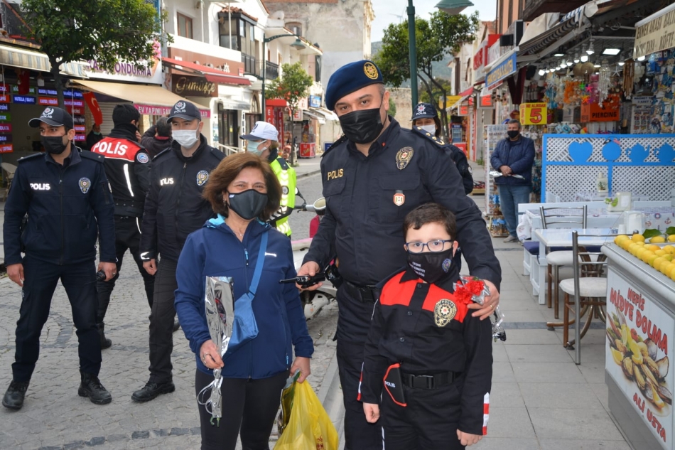 Çeşme'de Polis Haftası halkla kutlandı