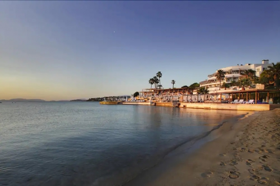 Çeşme'de devlete ait arazideki otel denizi doldurdu