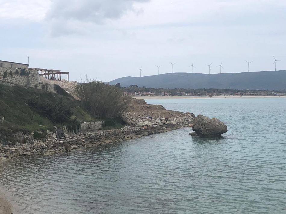 Çeşme'de devlete ait arazideki otel denizi doldurdu