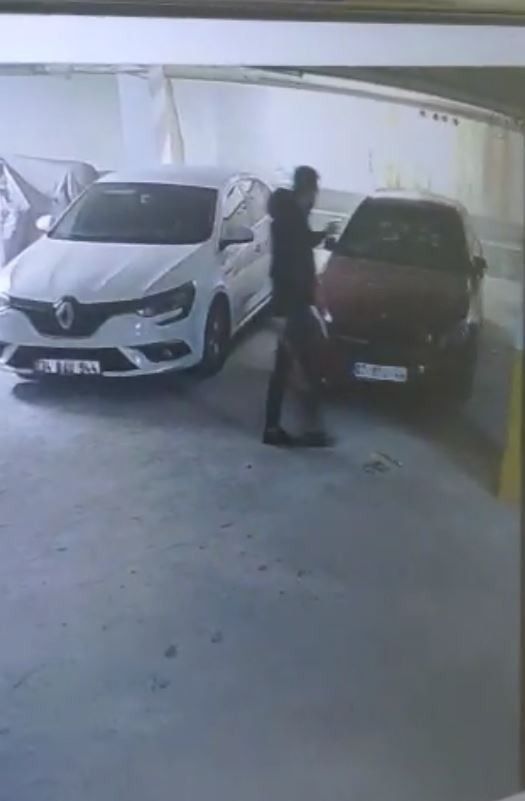 Babasının Rus kız arkadaşının aracını parçaladı