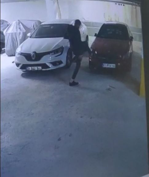 Babasının Rus kız arkadaşının aracını parçaladı