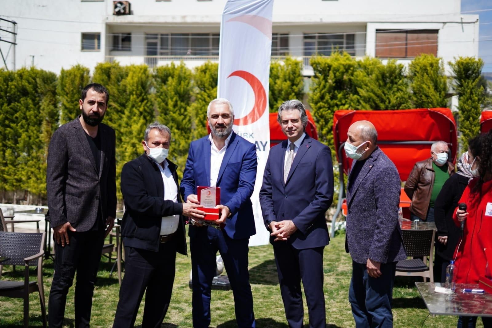 Bornova Kızılay'dan şehit ailelerine plaket