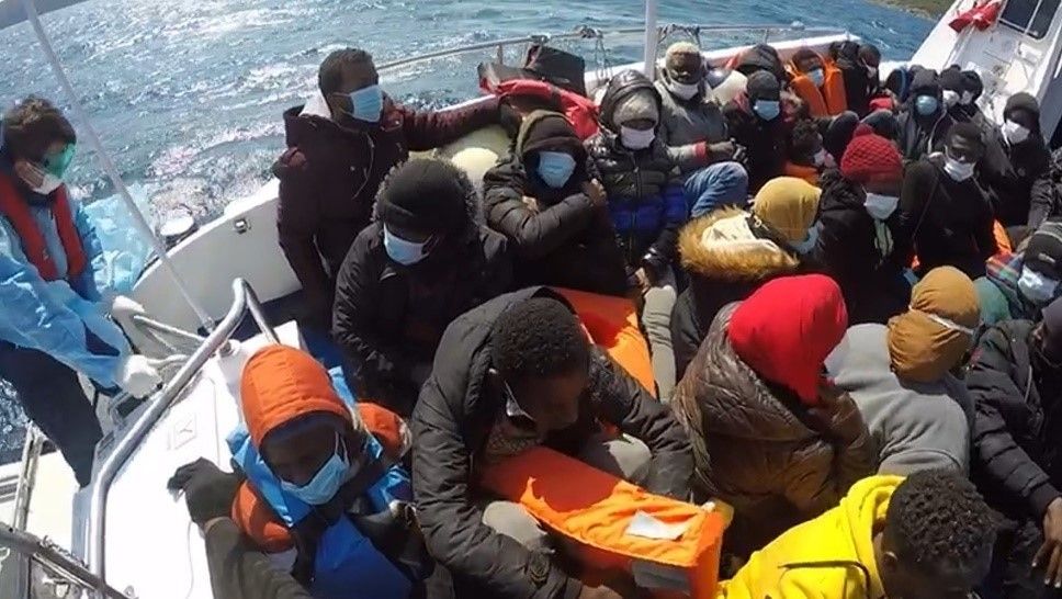 Çeşme açıklarında 37 göçmen kurtarıldı