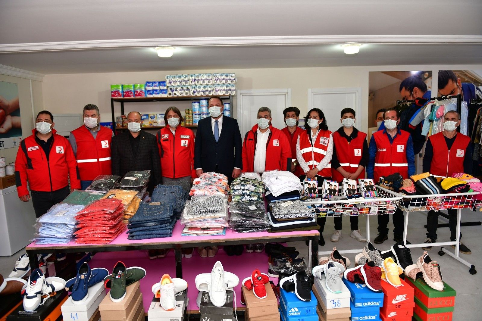 Çiğli Sosyal Market hizmete açıldı
