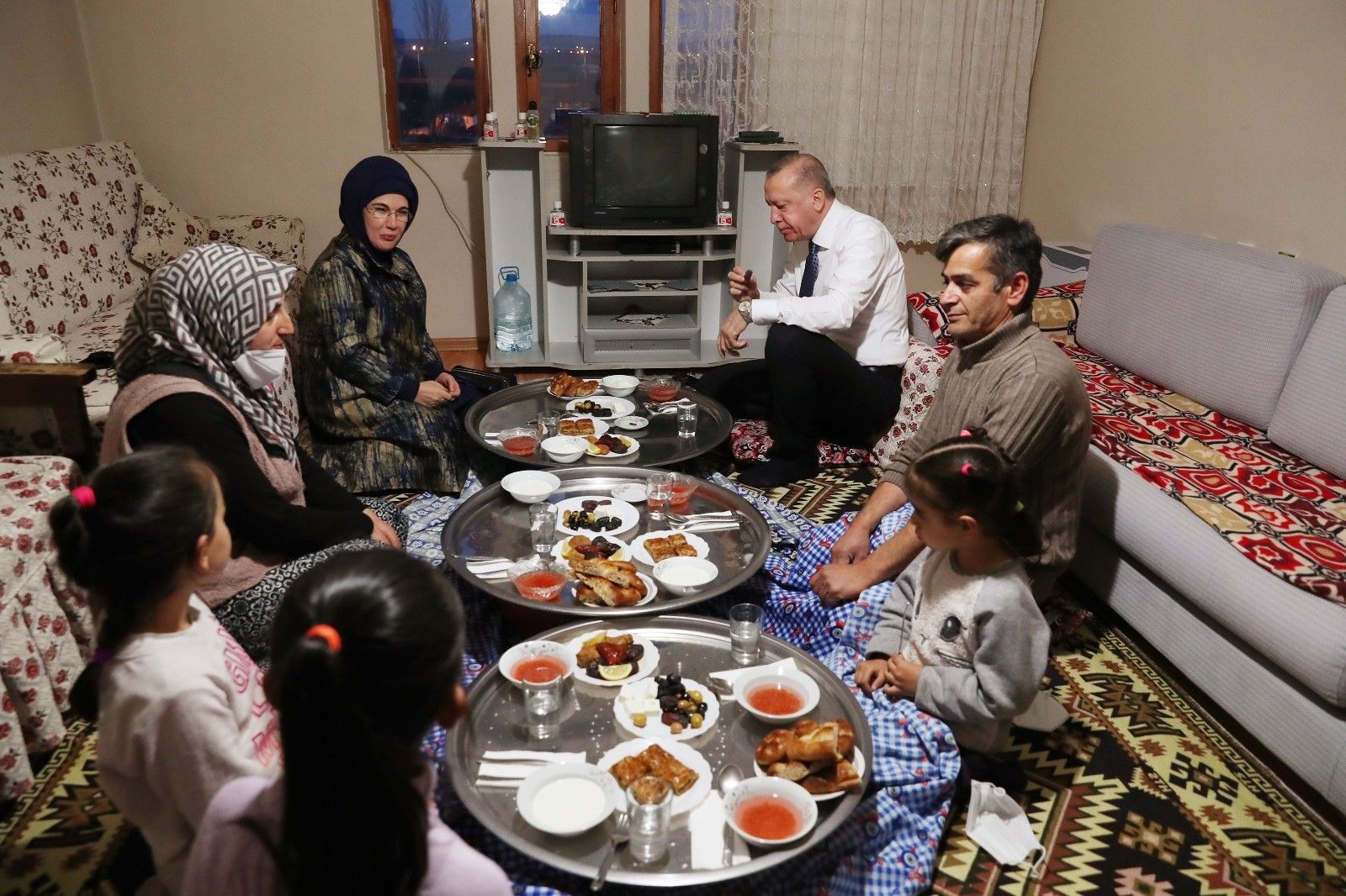 Erdoğan çifti, iftarda bir vatandaşın evine konuk oldu