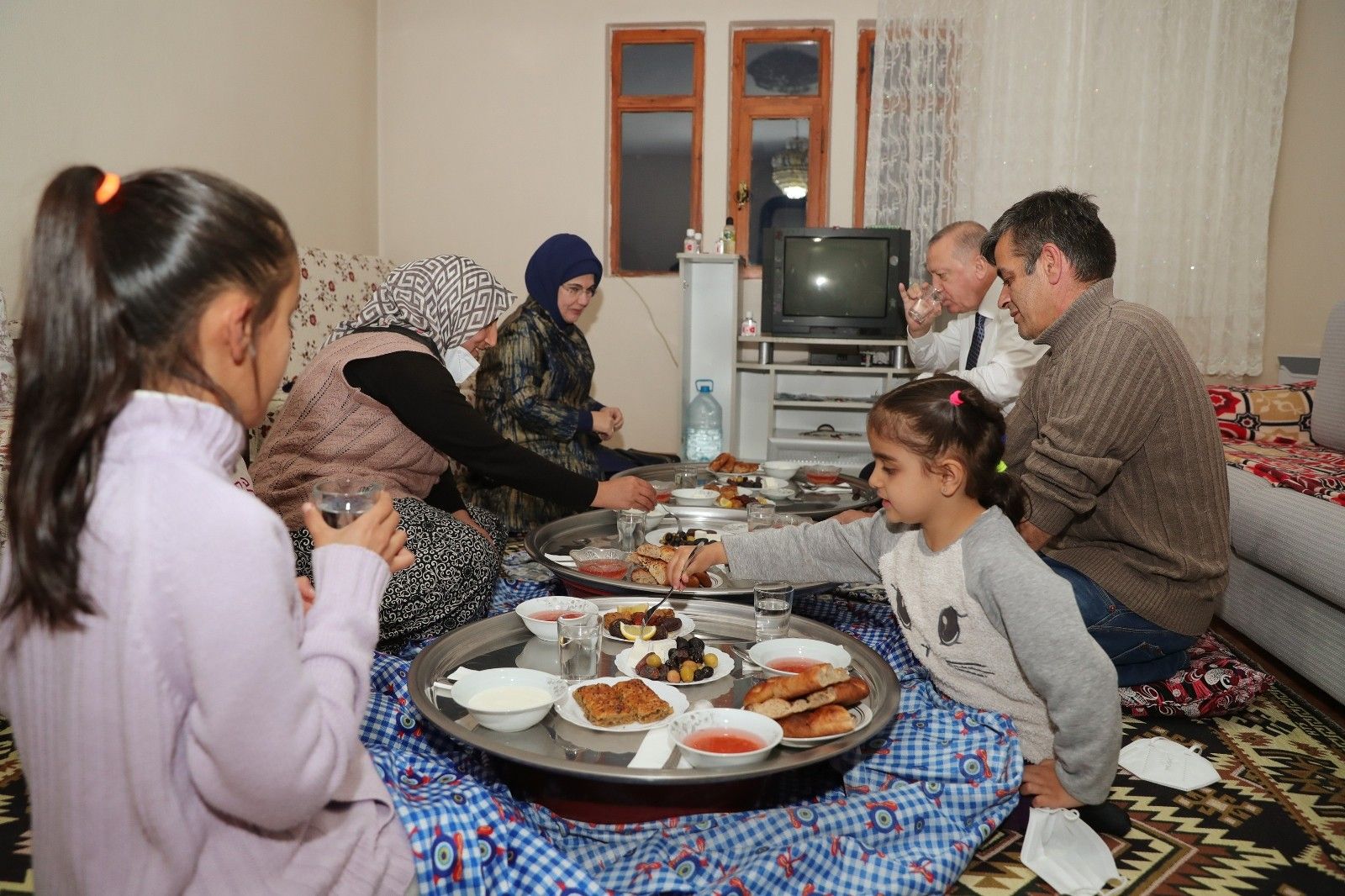Erdoğan çifti, iftarda bir vatandaşın evine konuk oldu