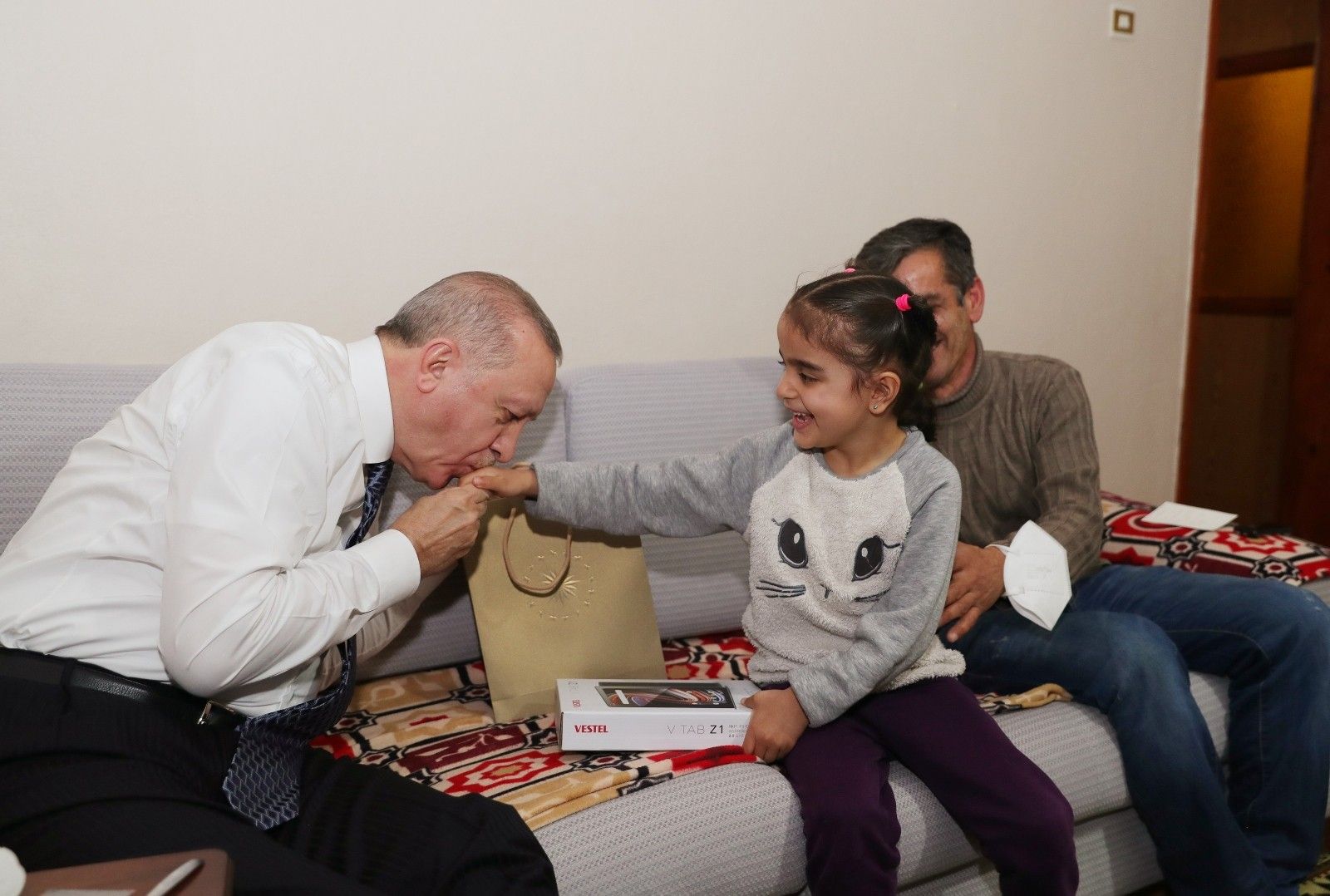Erdoğan çifti, iftarda bir vatandaşın evine konuk oldu
