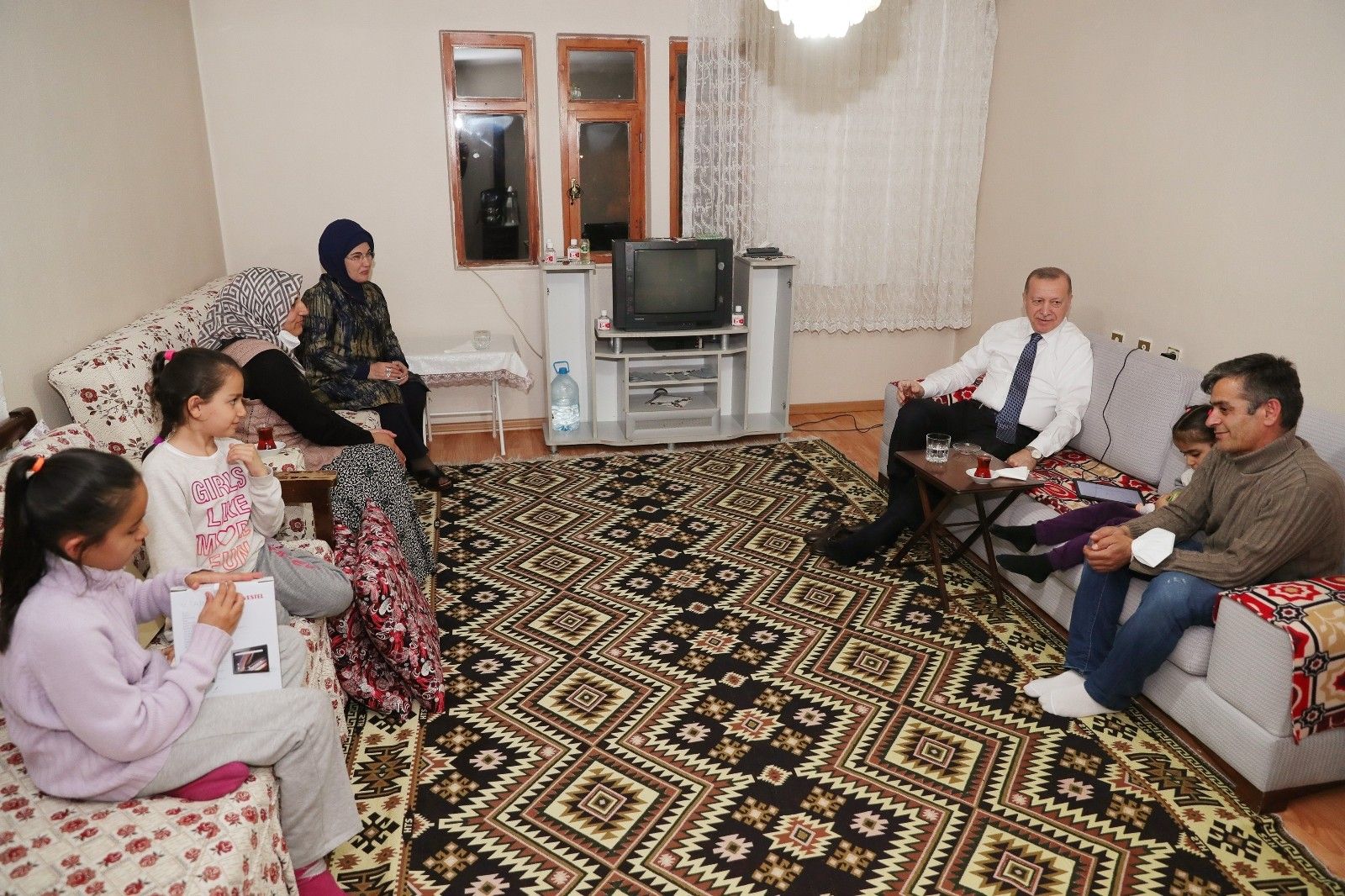 Erdoğan çifti, iftarda bir vatandaşın evine konuk oldu