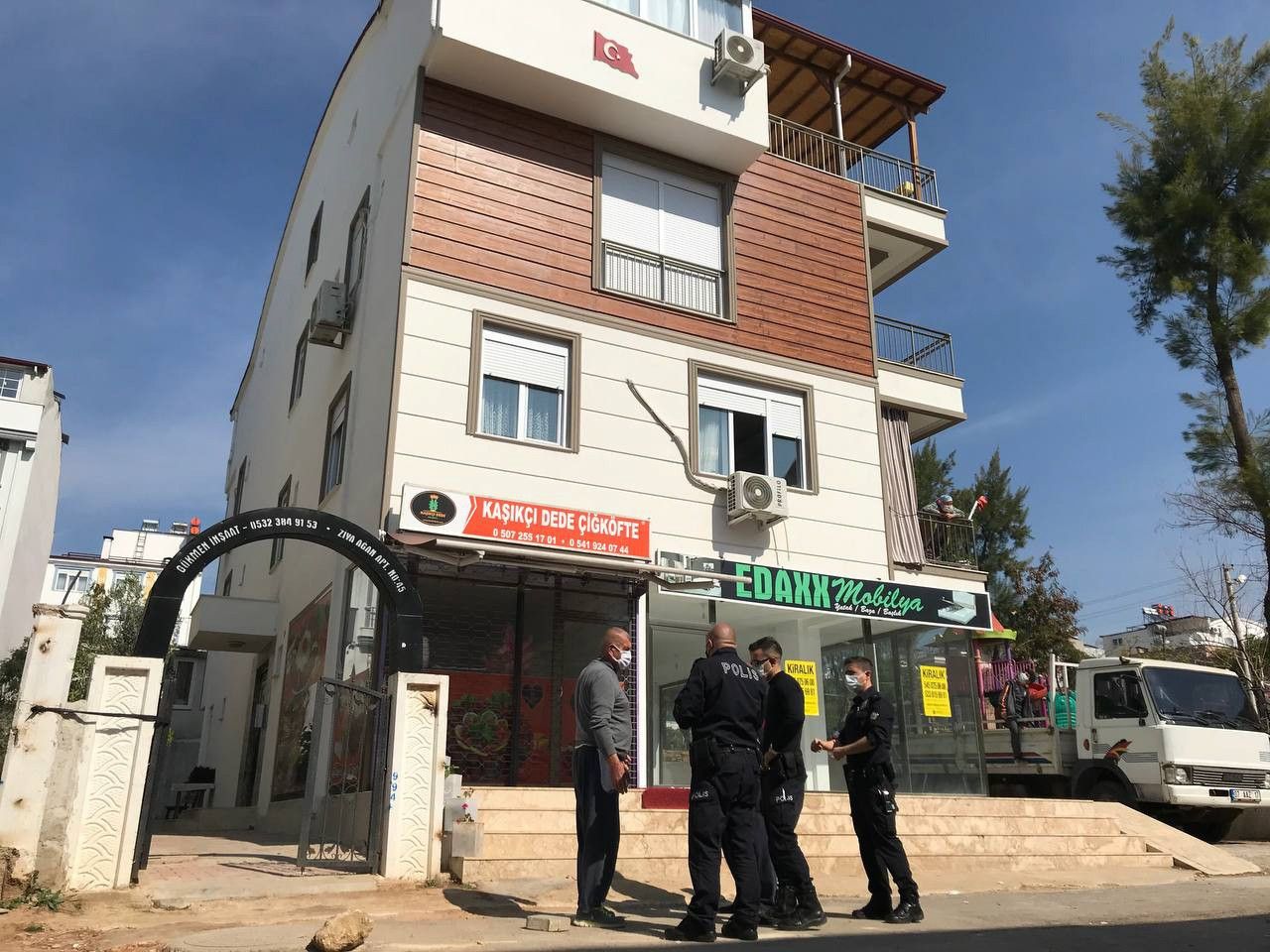 Evde sırtından vurulmuş halde bulundu