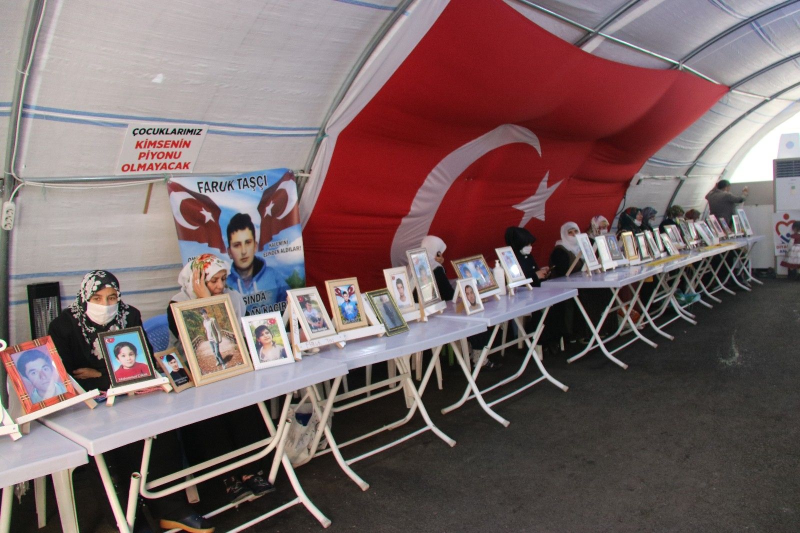 Evlat nöbetindeki annelerin haykırışı sürüyor
