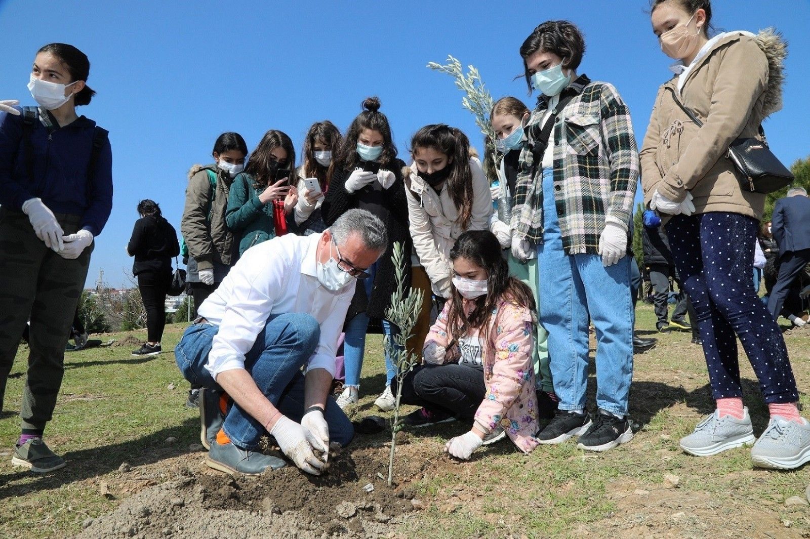 Gaziemirli çocuklar, 200 zeytini toprakla buluşturdu