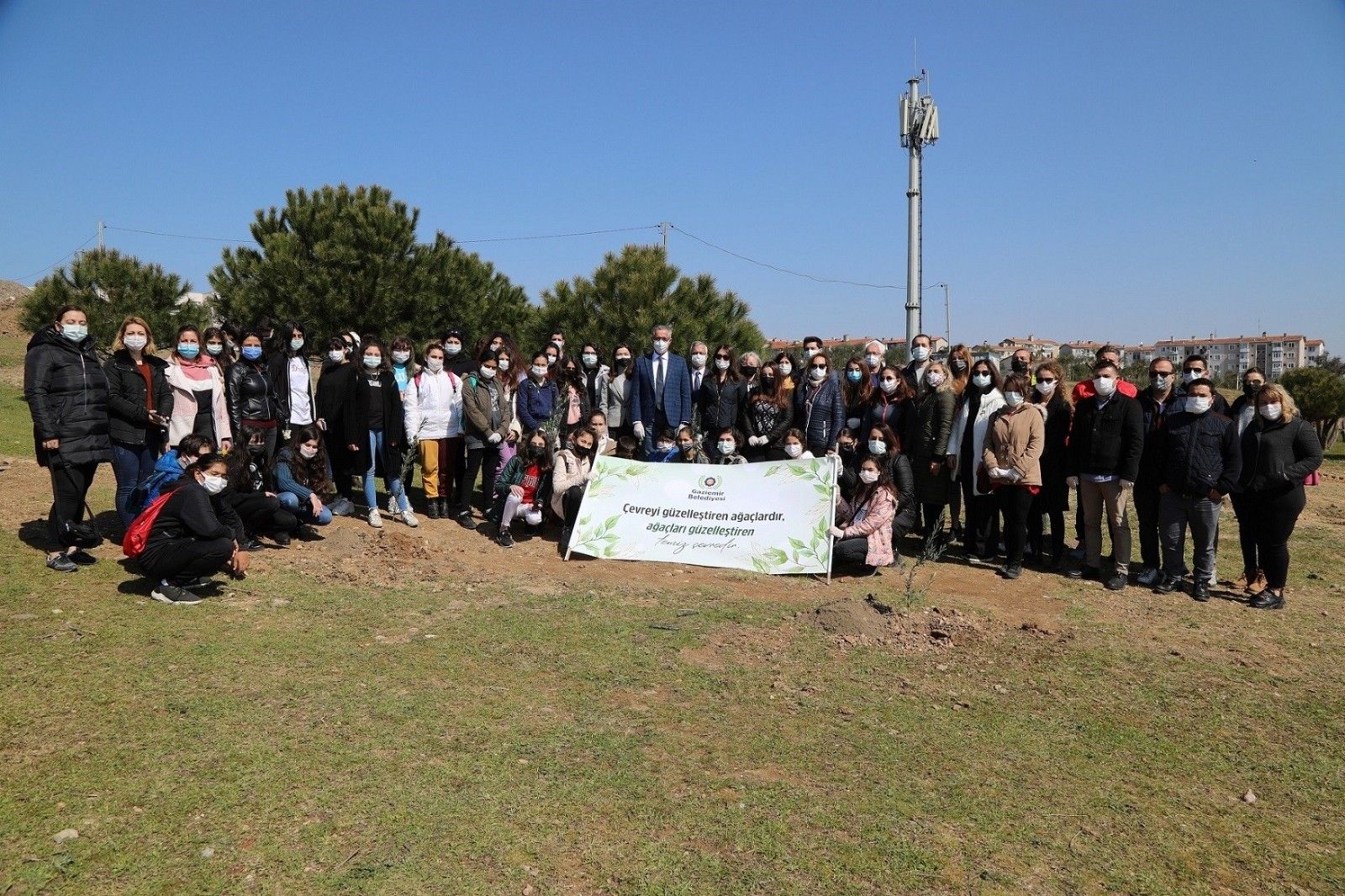 Gaziemirli çocuklar, 200 zeytini toprakla buluşturdu