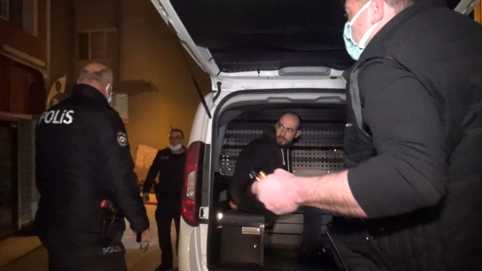 Hırsız bodrum kattaki evde mahsur kaldı