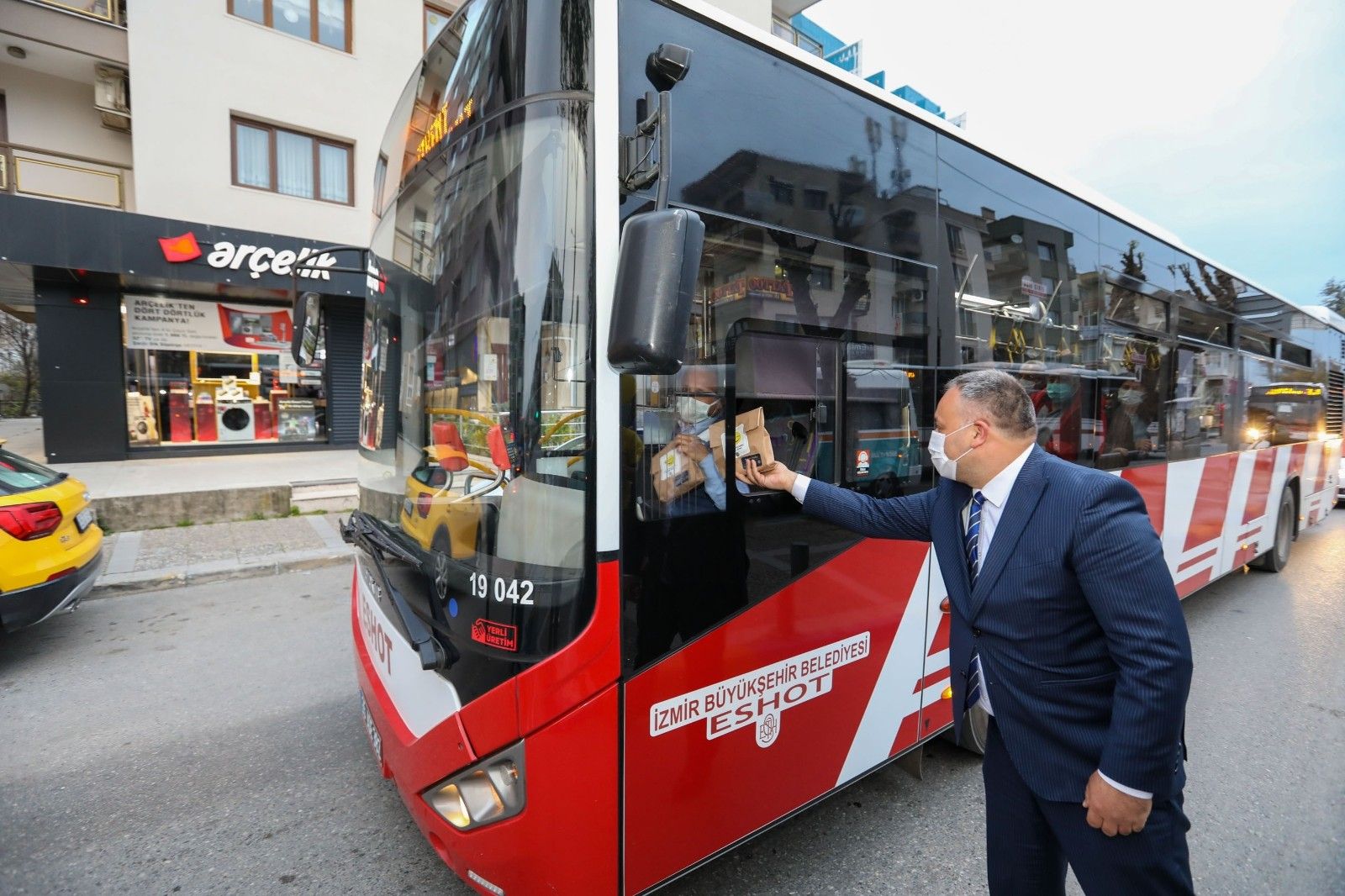 İftara trafikte yakalananlara sosyal mesafeli kumanya