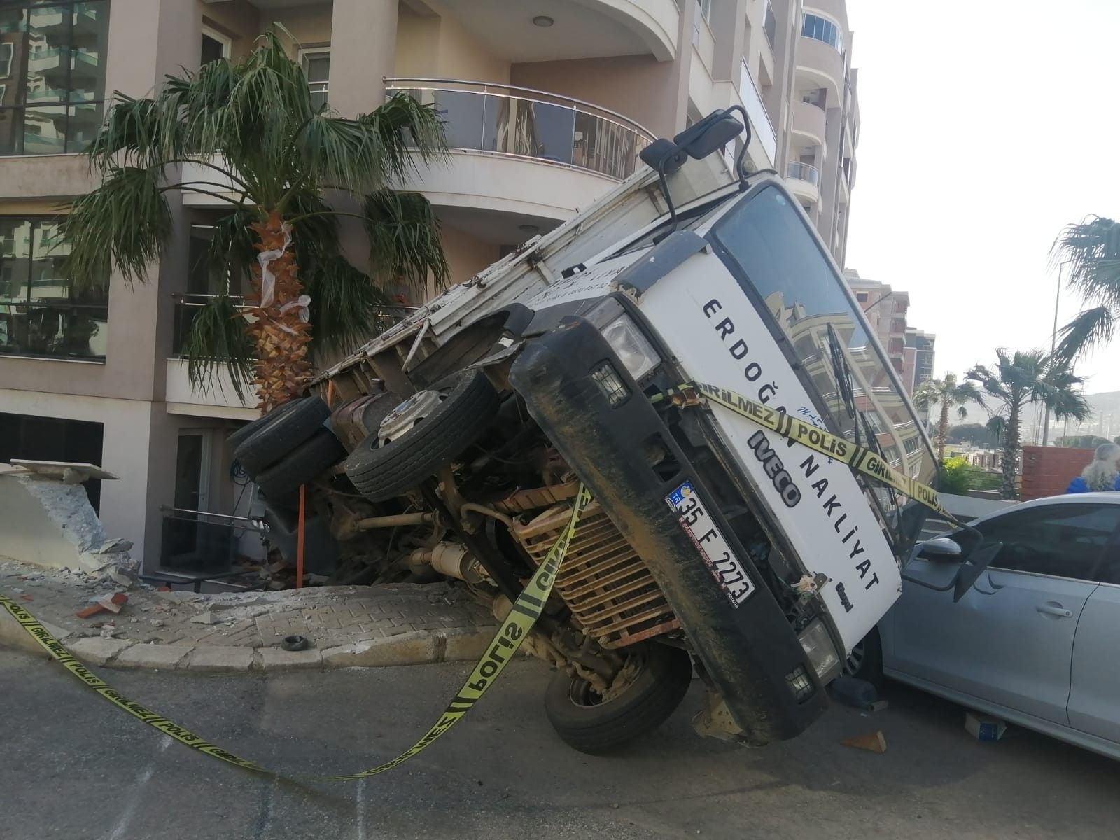 İki aracı biçti, istinat duvarını yıktı