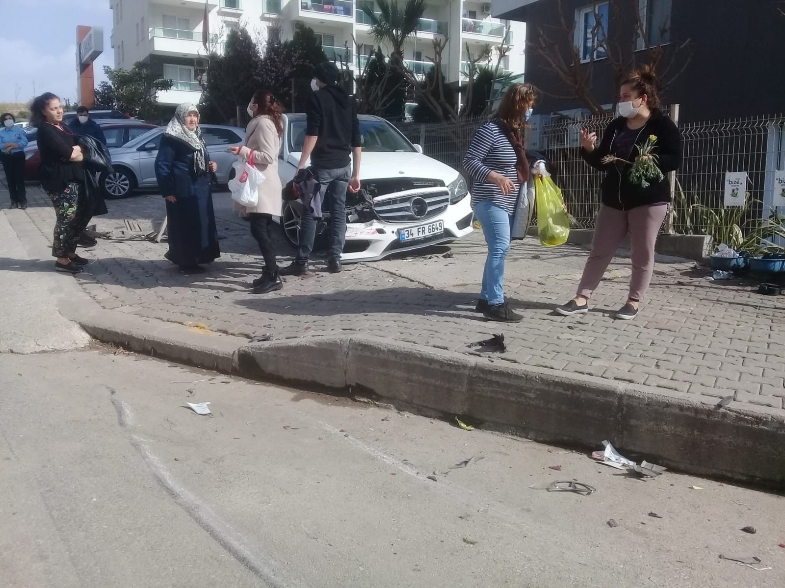 İki aracı biçti, istinat duvarını yıktı