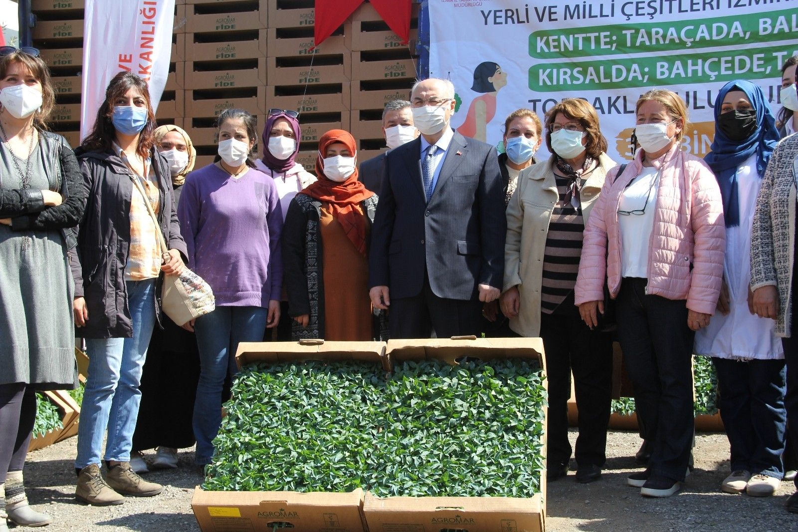 İzmir'de 15 bin kadına 320 bin yerli ve milli fide