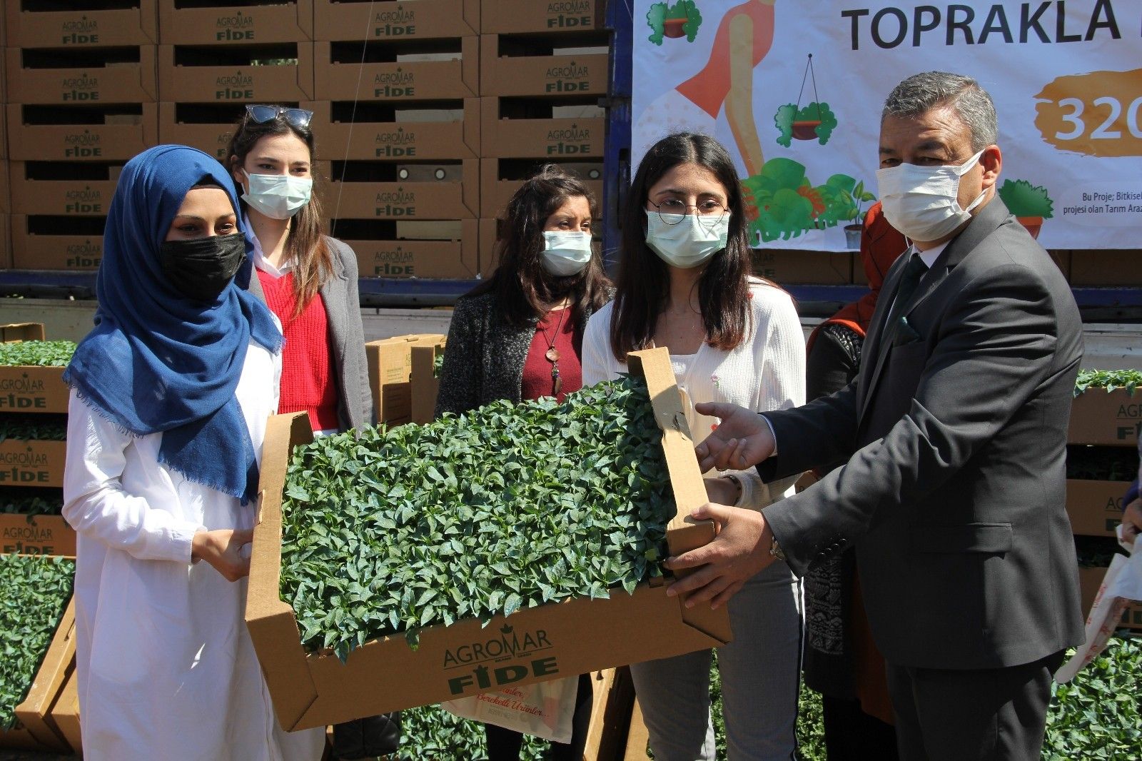 İzmir'de 15 bin kadına 320 bin yerli ve milli fide