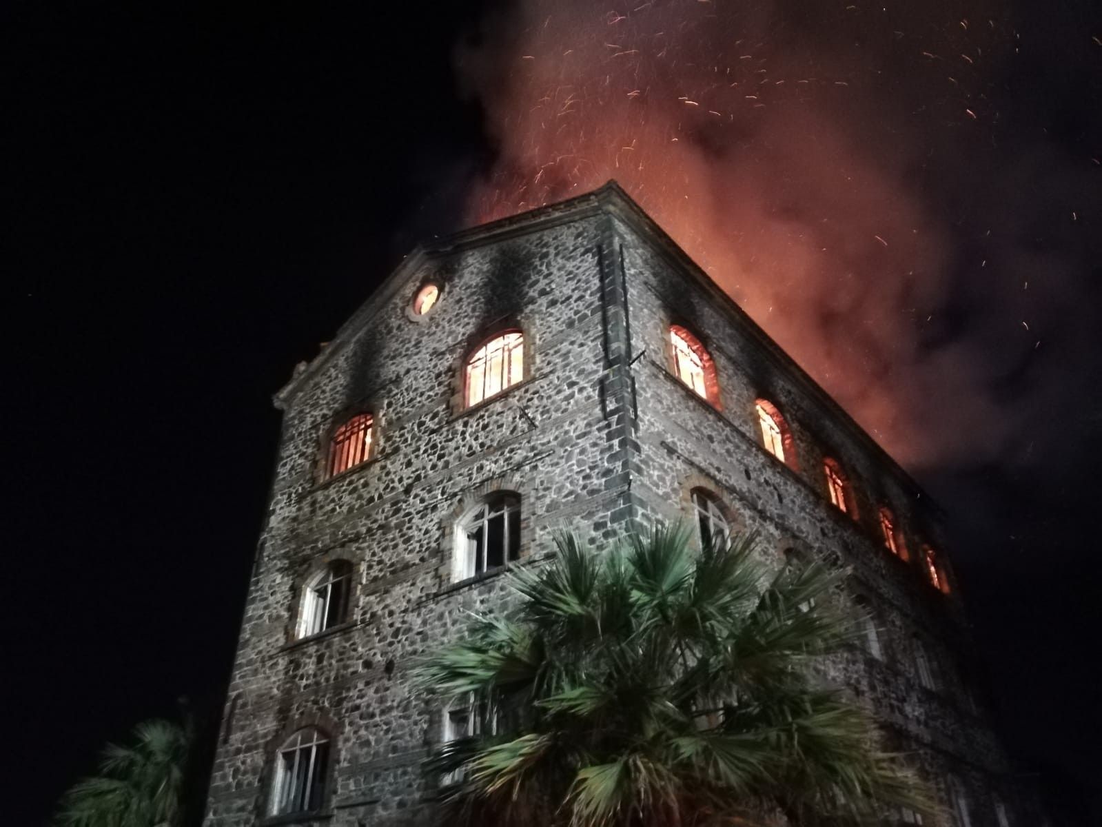 İzmir'de 4 katlı tarihi binada yangın