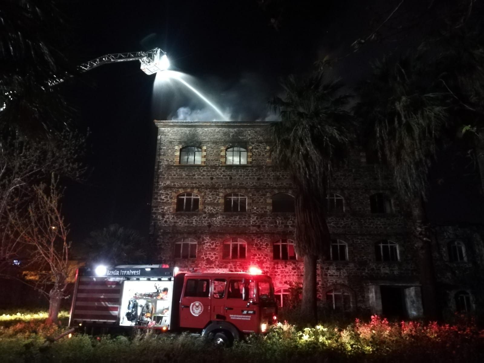 İzmir'de 4 katlı tarihi binada yangın