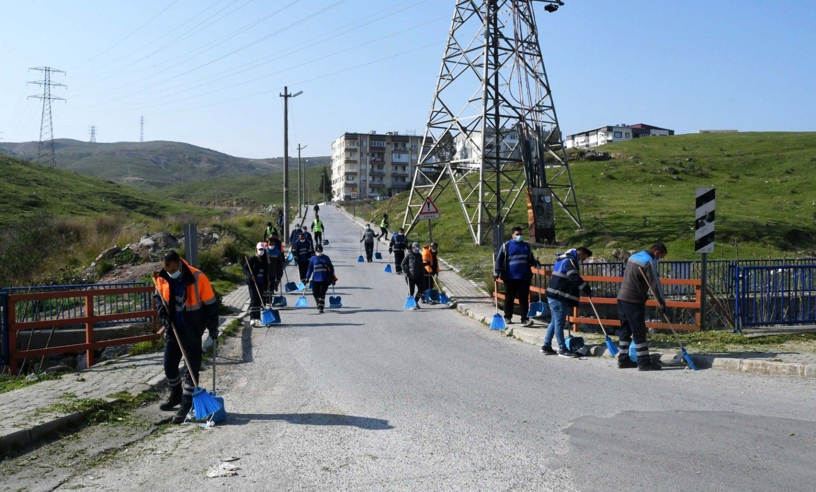 İzmir'de kısıtlamada temizlik harekâtı