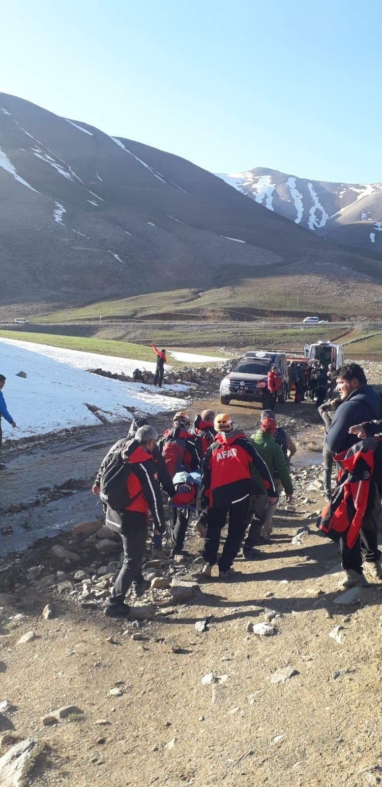 Kayak yaparken bacağı kırılan doktor 6 saatte kurtarıldı
