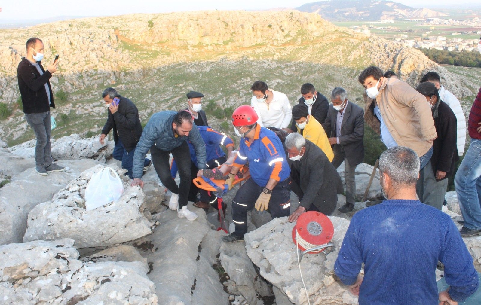 Kayalıklar arasında sıkıştı hastanede öldü