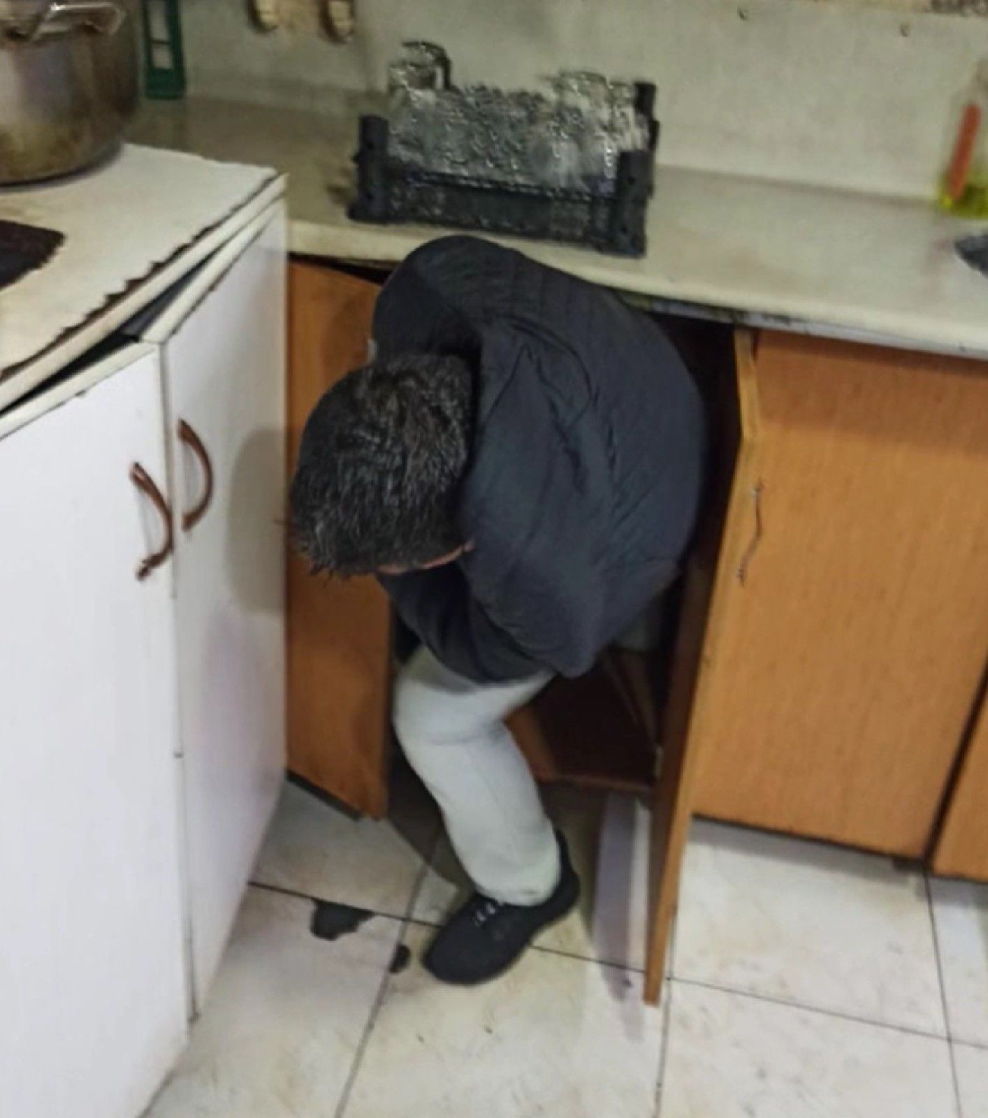 Kimi kanapeye saklandı, kimi dolaba