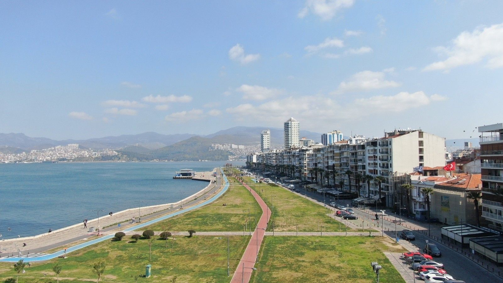 Kırmızıya dönen İzmir'de cumartesi günü yine sokaklar boşaldı