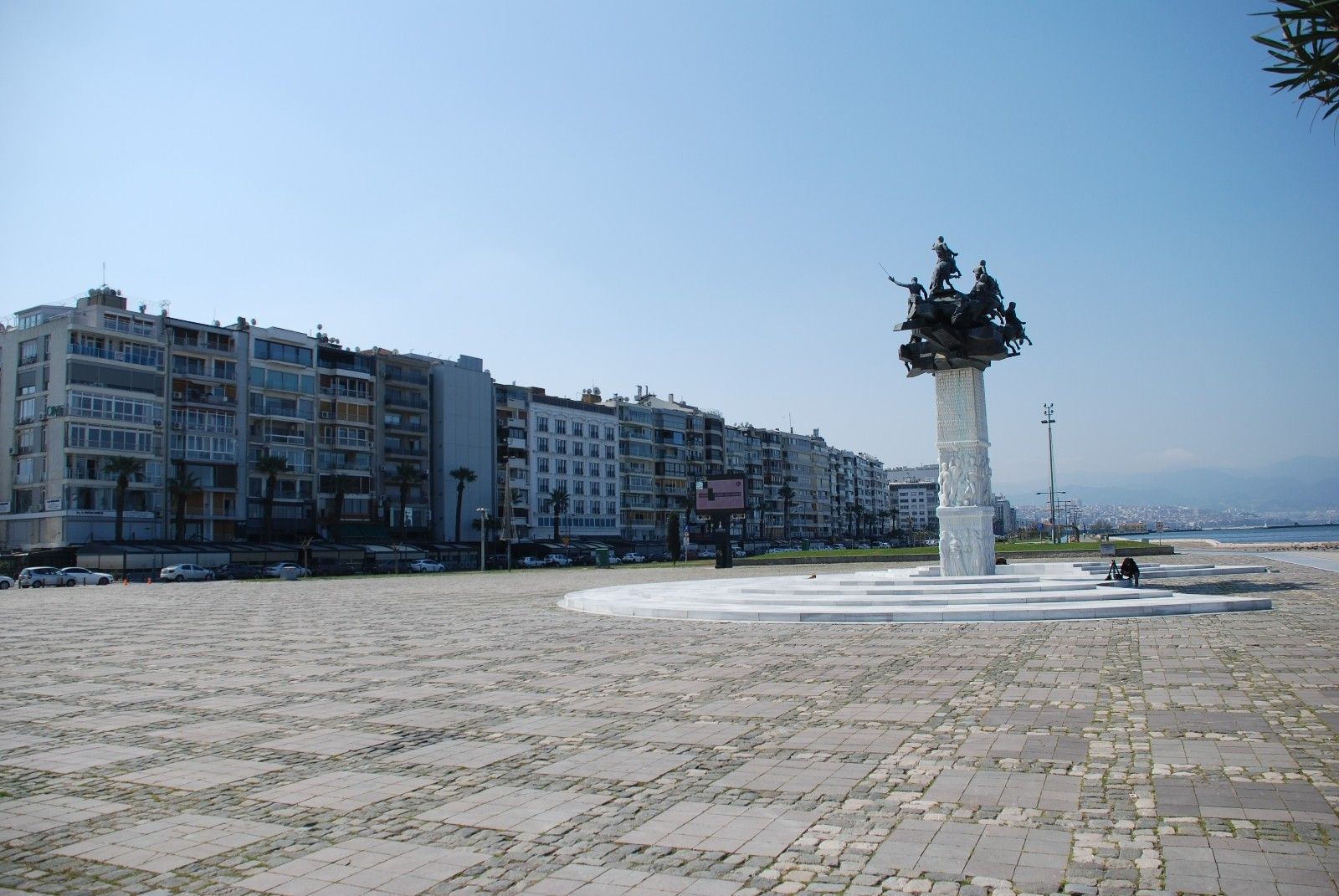 Kırmızıya dönen İzmir'de cumartesi günü yine sokaklar boşaldı