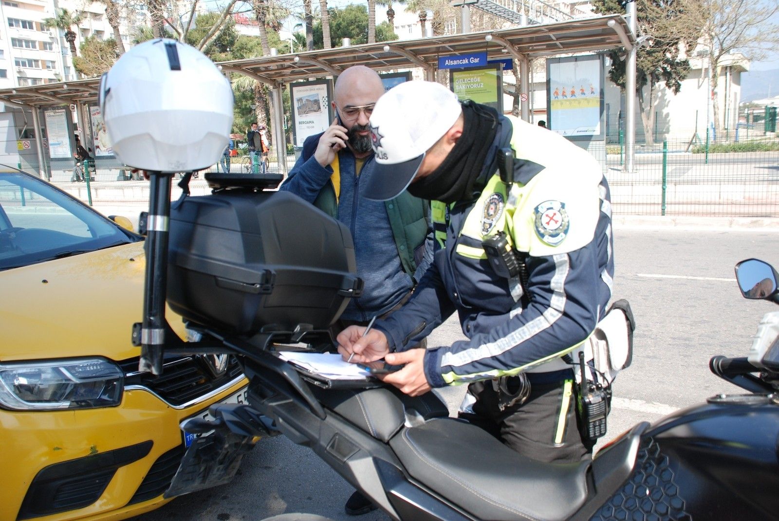 Kırmızıya dönen İzmir'de cumartesi günü yine sokaklar boşaldı