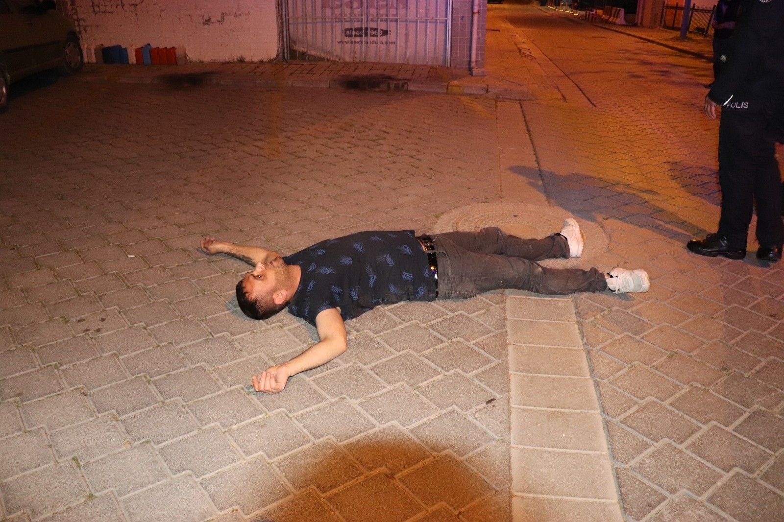 Kumarda basılan kadın 2. kattan atladı