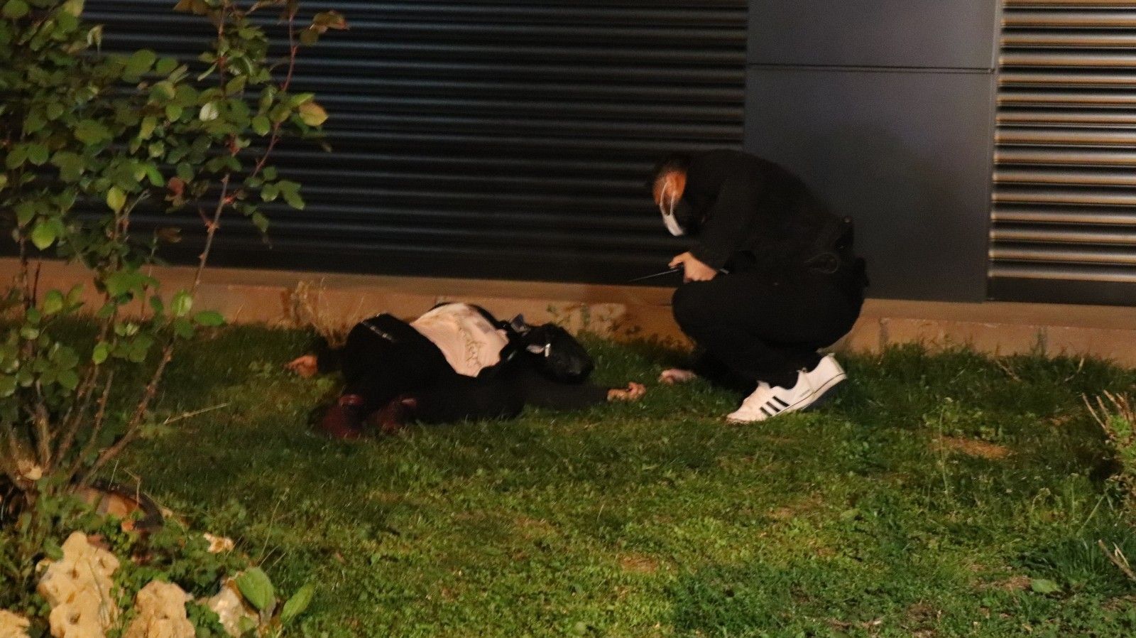 Kumarda basılan kadın 2. kattan atladı