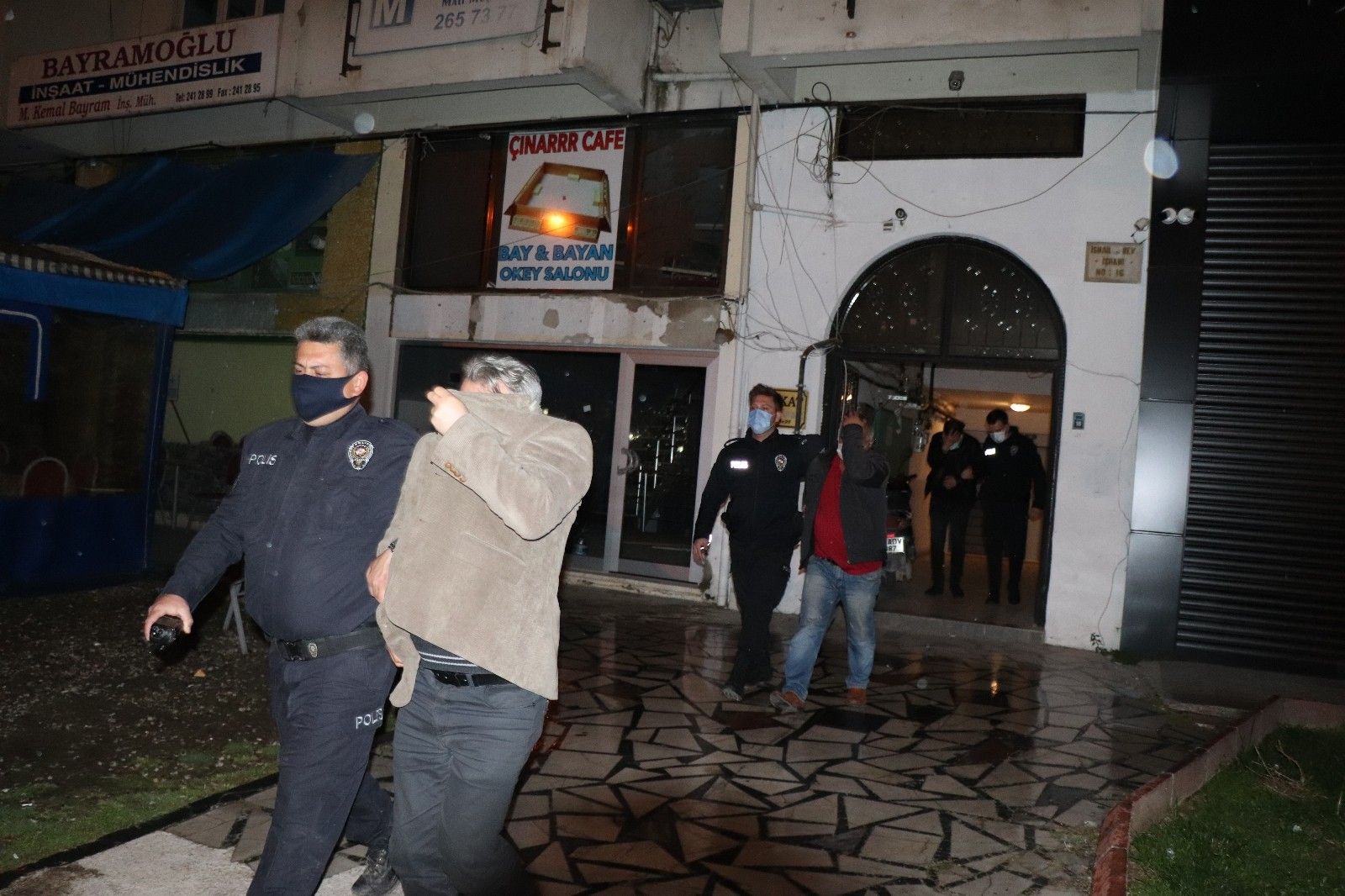 Kumarda basılan kadın 2. kattan atladı