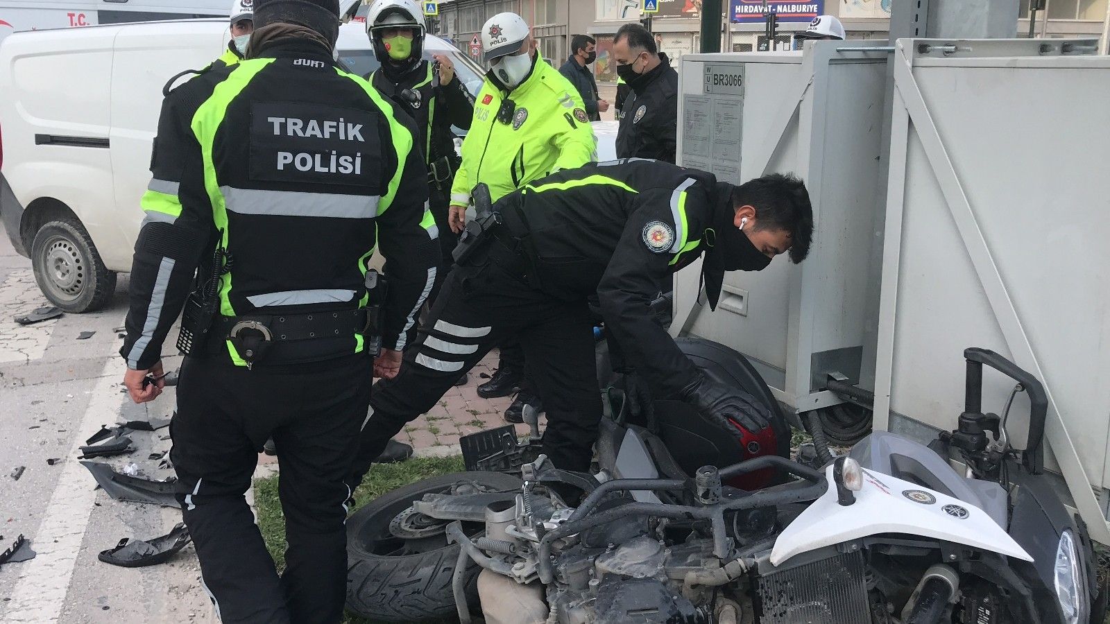 Motosikletli polis memuru ile kamyonet çarpıştı