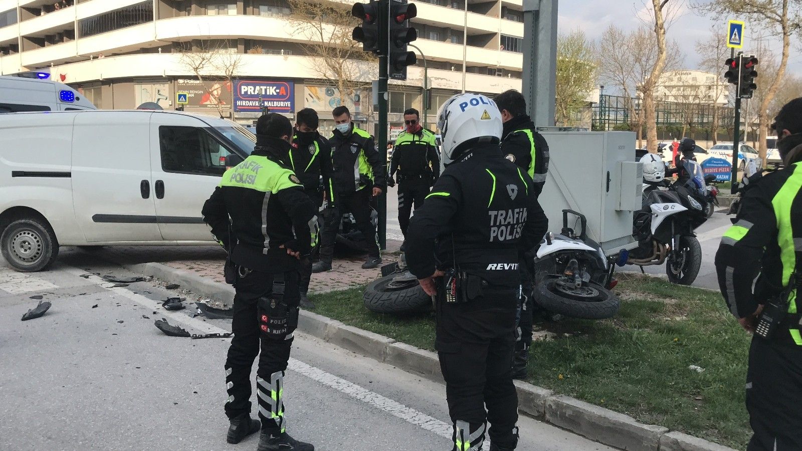 Motosikletli polis memuru ile kamyonet çarpıştı