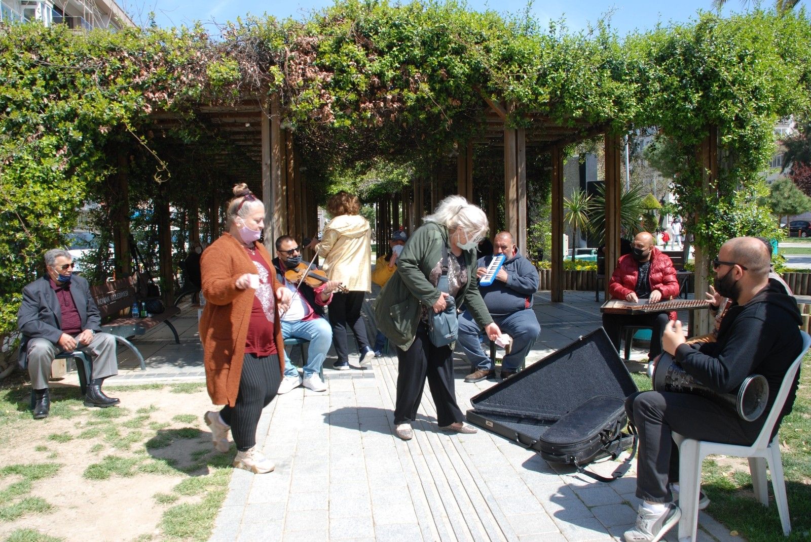 Müzisyenlerin ezgileri sokağa taştı